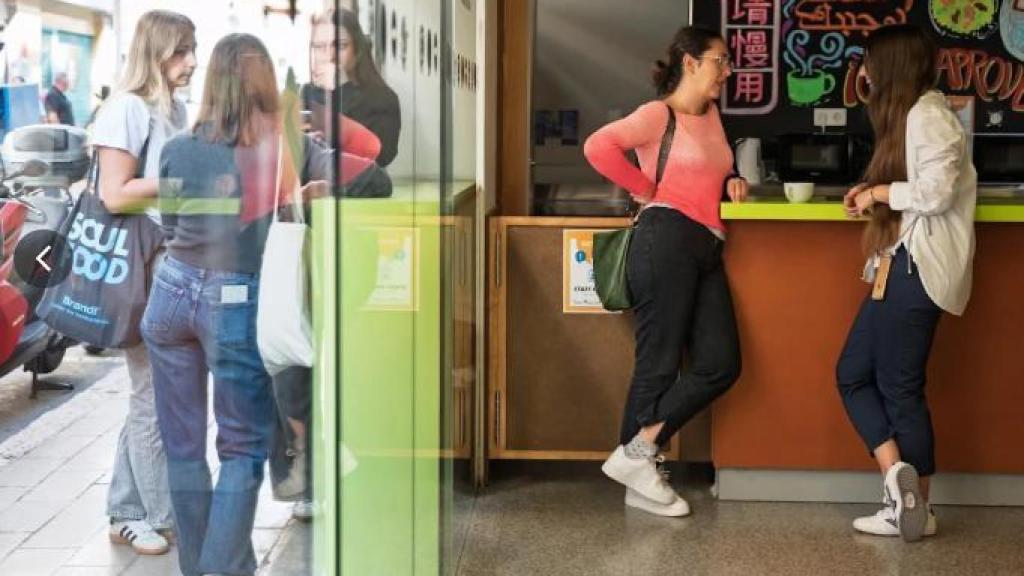 Algunos alumnos en las oficinas de Proyecto Idiomas.