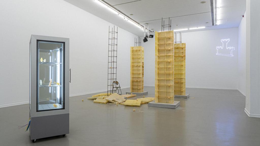 A la izquierda, Élan d'Orphium: 'Acto de amor', 2026. A la derecha, Víctor Santamarina: 'Subsidencia', 2026. Foto: La Casa Encendida / Maru Serrano, 2026