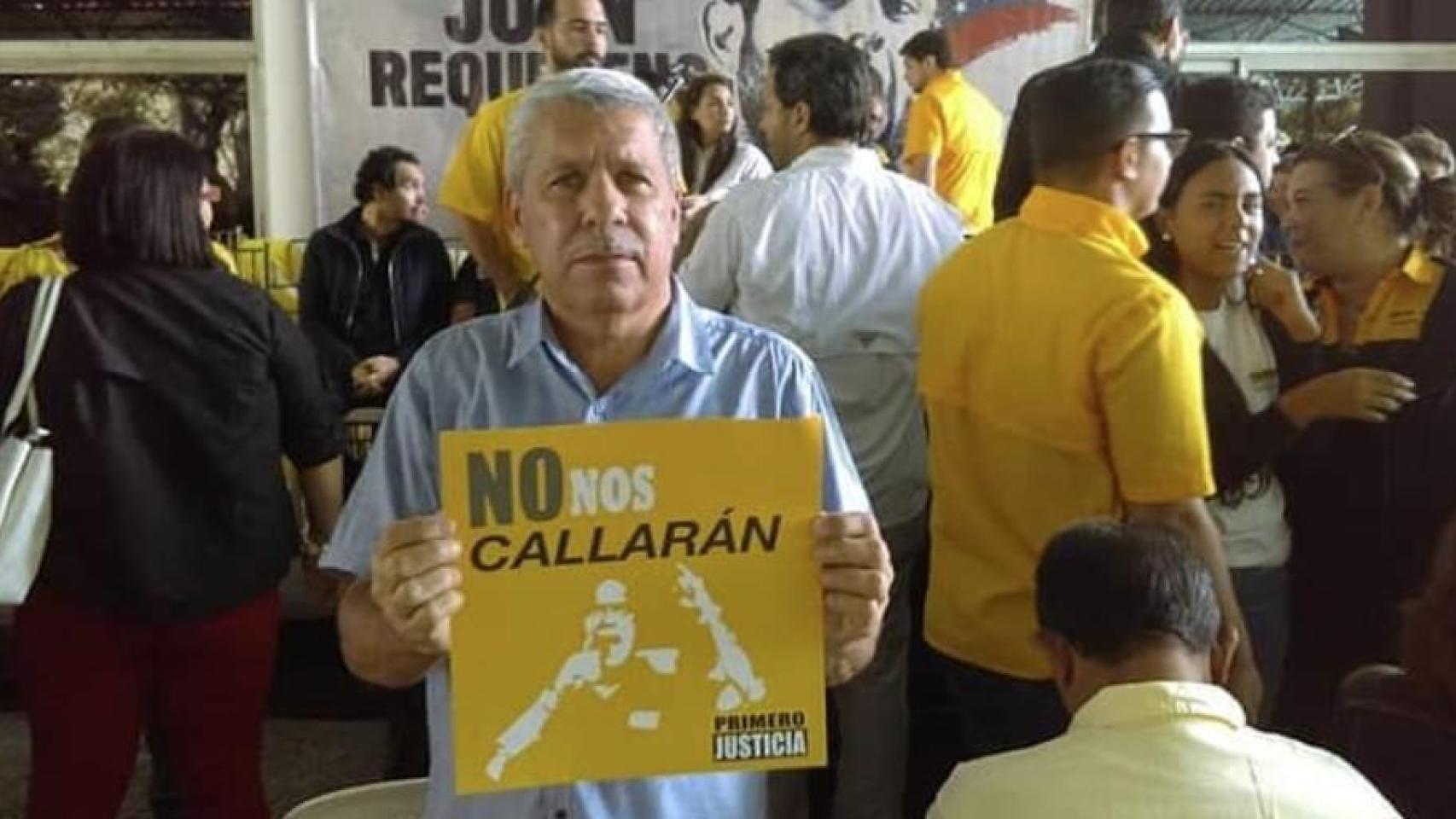 Machín Machin sostiene un cartel en el que puede leerse No nos calláran en una imagen tomada durante una protesta por la liberación de presos políticos en 2020. Años después, él y otros miembros de su partido serían detenidos.
