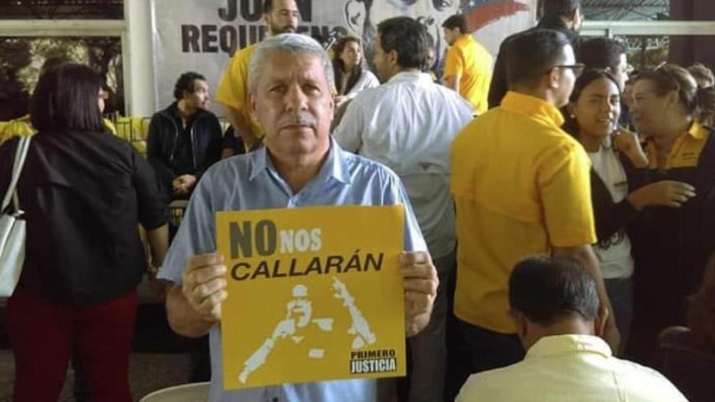 Machín Machin sostiene un cartel en el que puede leerse No nos calláran en una imagen tomada durante una protesta por la liberación de presos políticos en 2020. Años después, él y otros miembros de su partido serían detenidos.