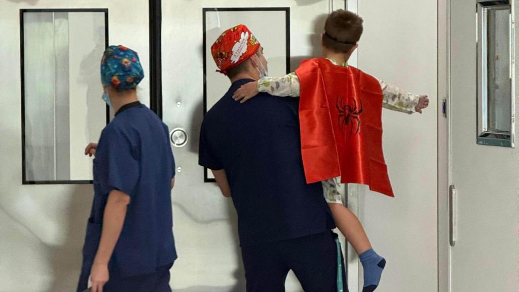 Un niño entrando a quirófano en QuirónSalud Málaga.