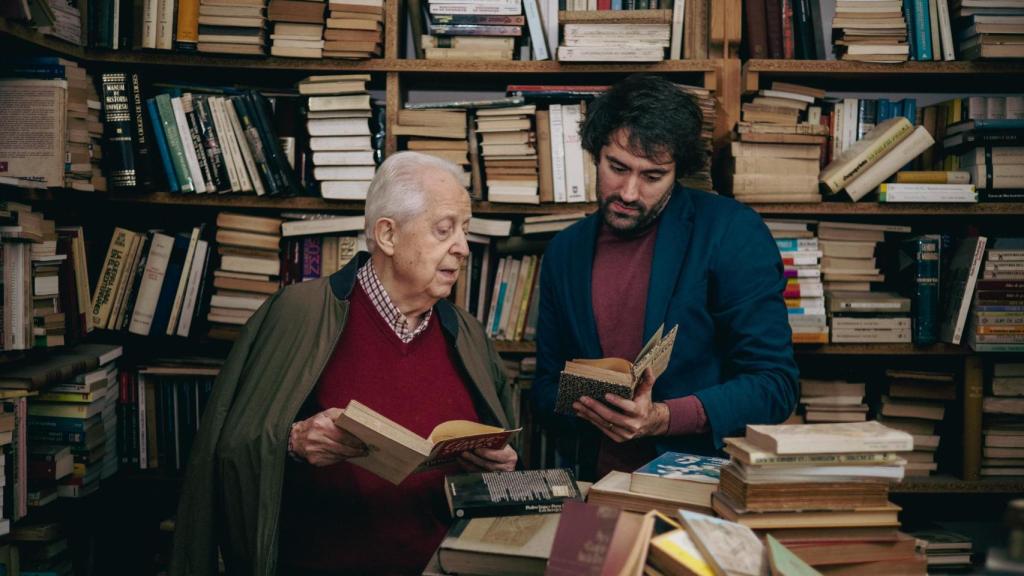 José Luis Freire y Dani Ramírez en el almacén de la mítica Librería Patriarca.