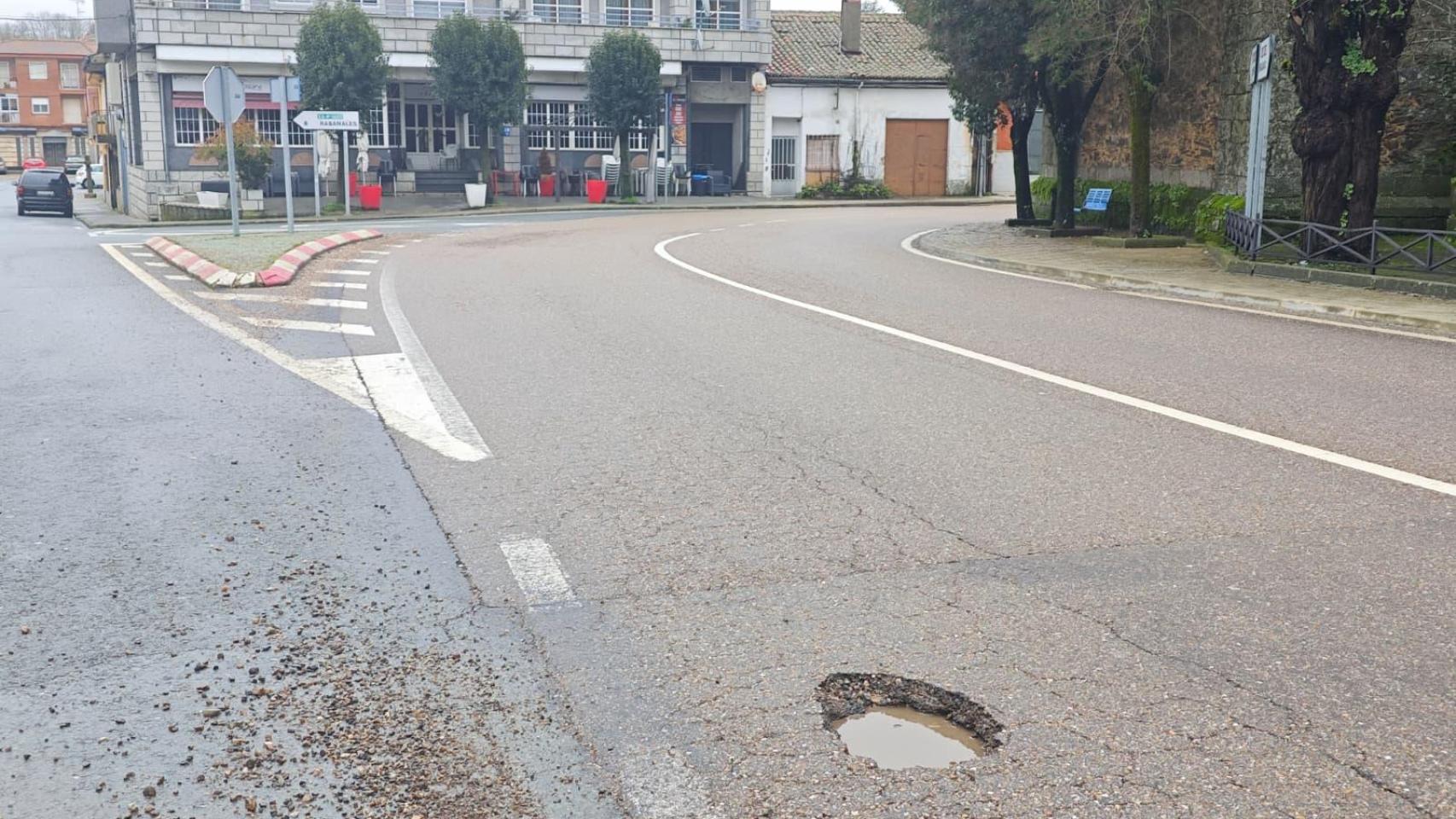Socavón en medio de la carretera