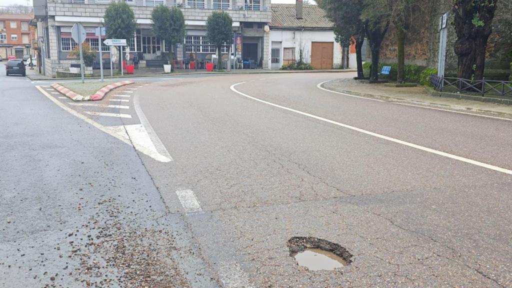 Socavón en medio de la carretera