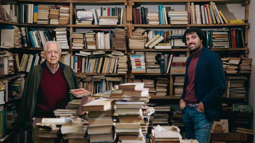 José Luis Freire y Dani Ramírez en el almacén de la Librería Patriarca