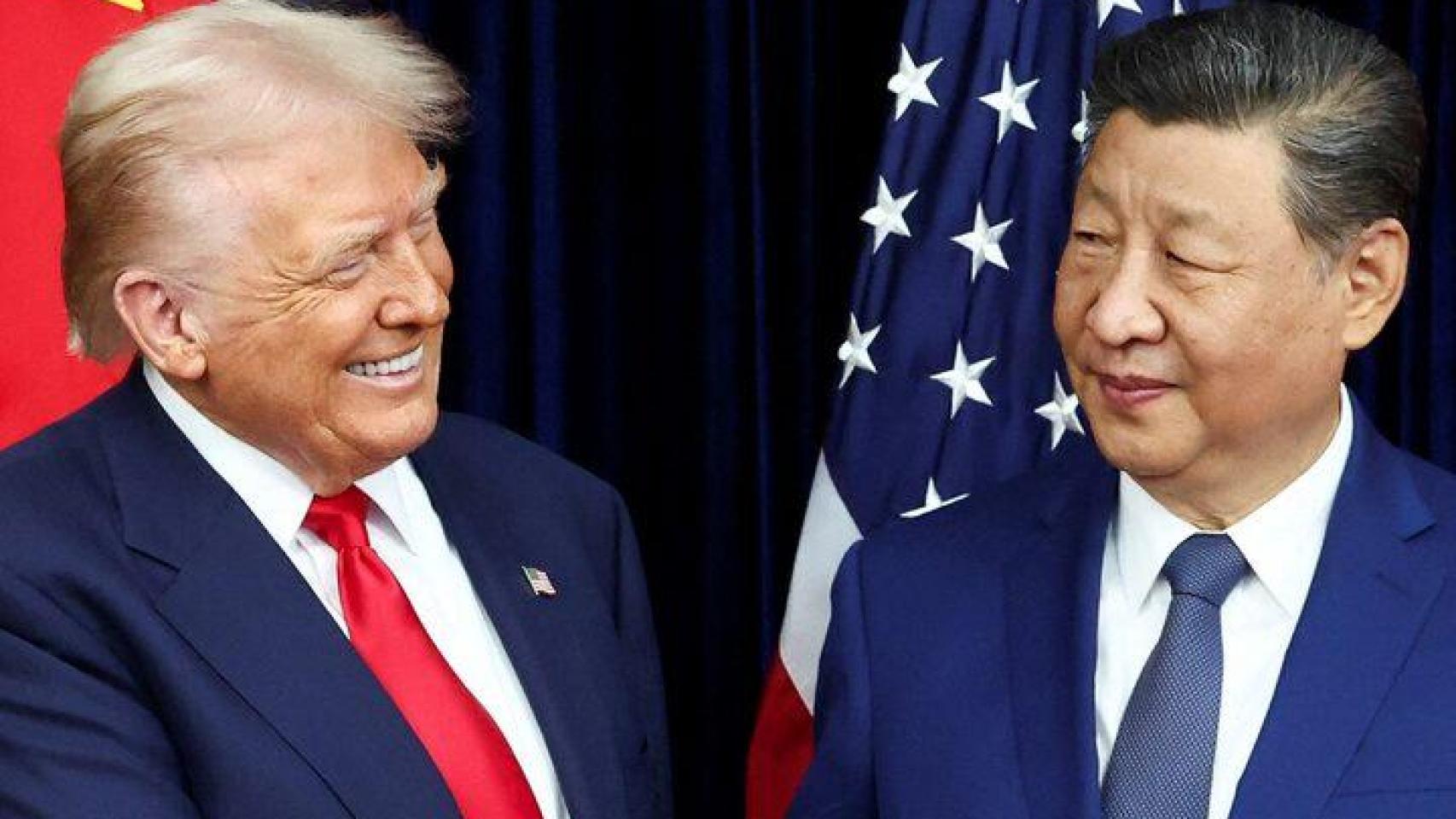 El presidente de Estados Unidos, Donald Trump, y el presidente de China, Xi Jinping, conversan al salir de una reunión bilateral en el Aeropuerto Internacional de Gimhae, en el marco de la cumbre de Cooperación Económica Asia-Pacífico (APEC).