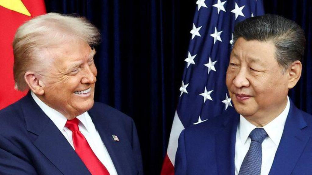 El presidente de Estados Unidos, Donald Trump, y el presidente de China, Xi Jinping, conversan al salir de una reunión bilateral en el Aeropuerto Internacional de Gimhae, en el marco de la cumbre de Cooperación Económica Asia-Pacífico (APEC).