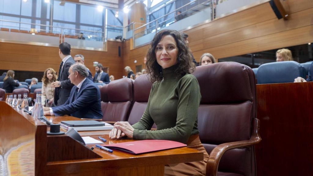 Isabel Díaz Ayuso antes de un pleno de la Asamblea de la Comunidad de Madrid.