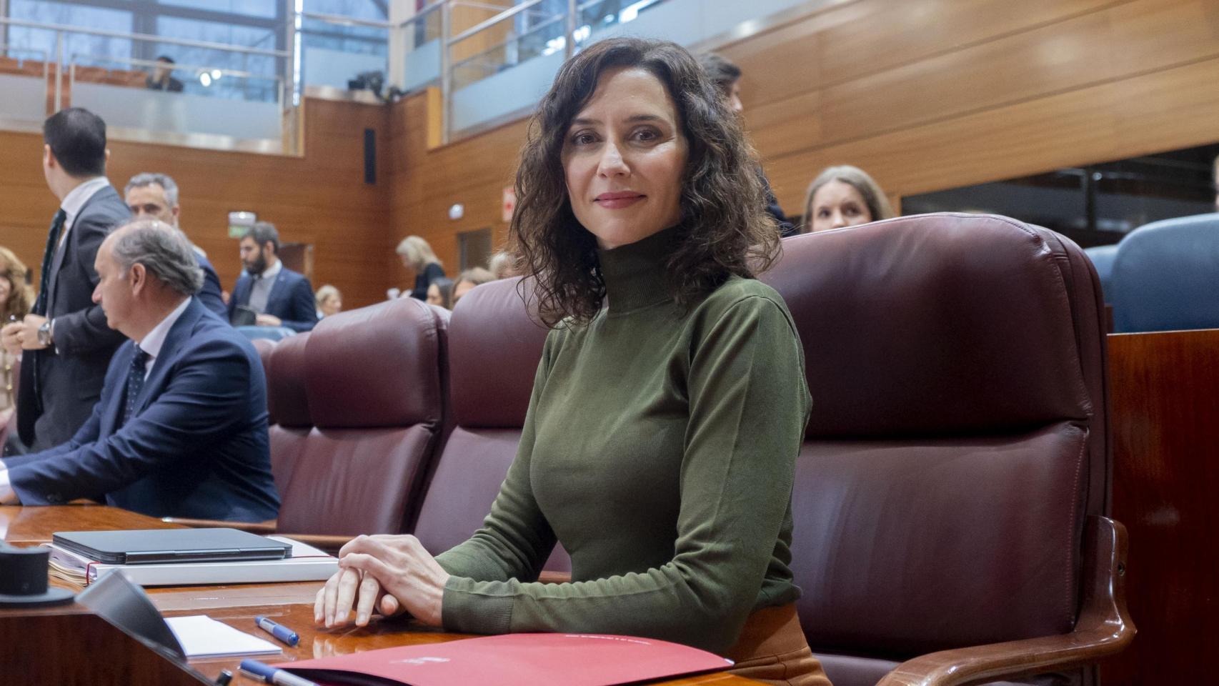 Isabel Díaz Ayuso antes de un pleno de la Asamblea de la Comunidad de Madrid.
