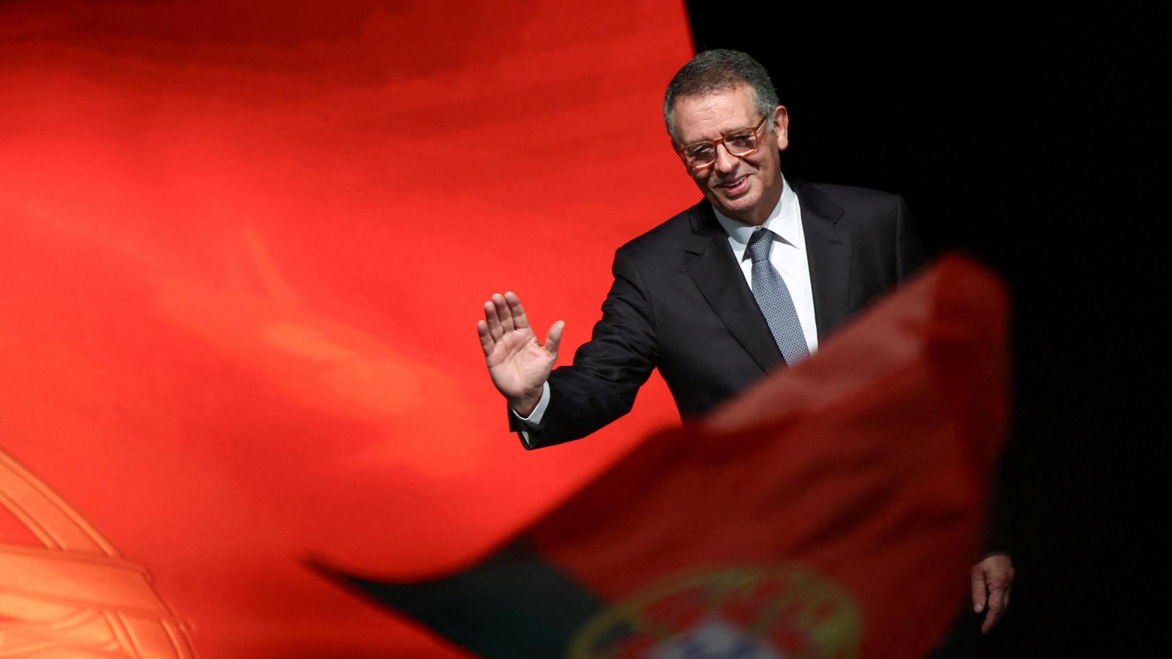 El socialista Antonio José Seguro se dirige a sus partidarios tras imponerse este domingo en las elecciones presidenciales de Portugal.