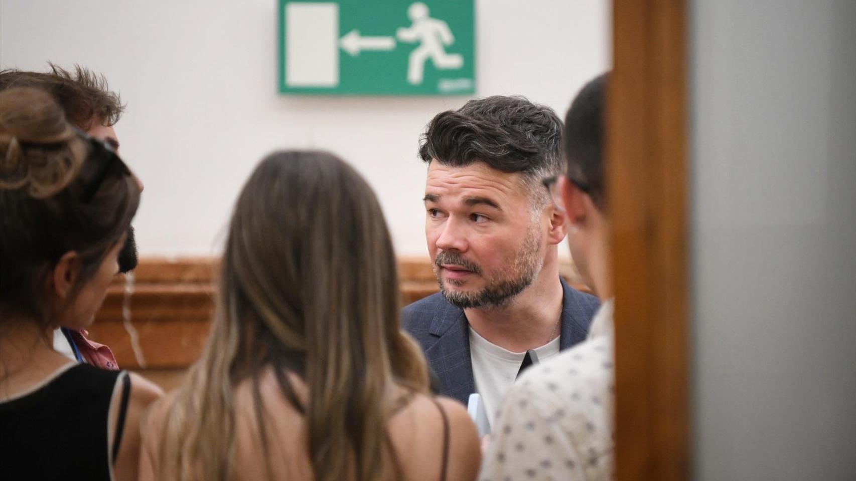 El diputado de ERC, Gabriel Rufián, en los pasillos del Congreso de los Diputados.