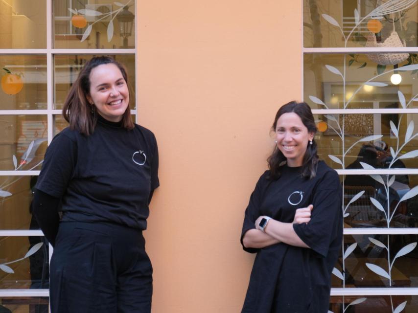 Ana y Maitu frente a la fachada de Clem Café.