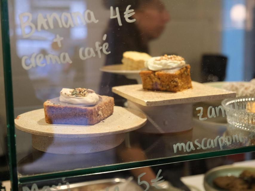 Vitrina con bollería de Clem Café.