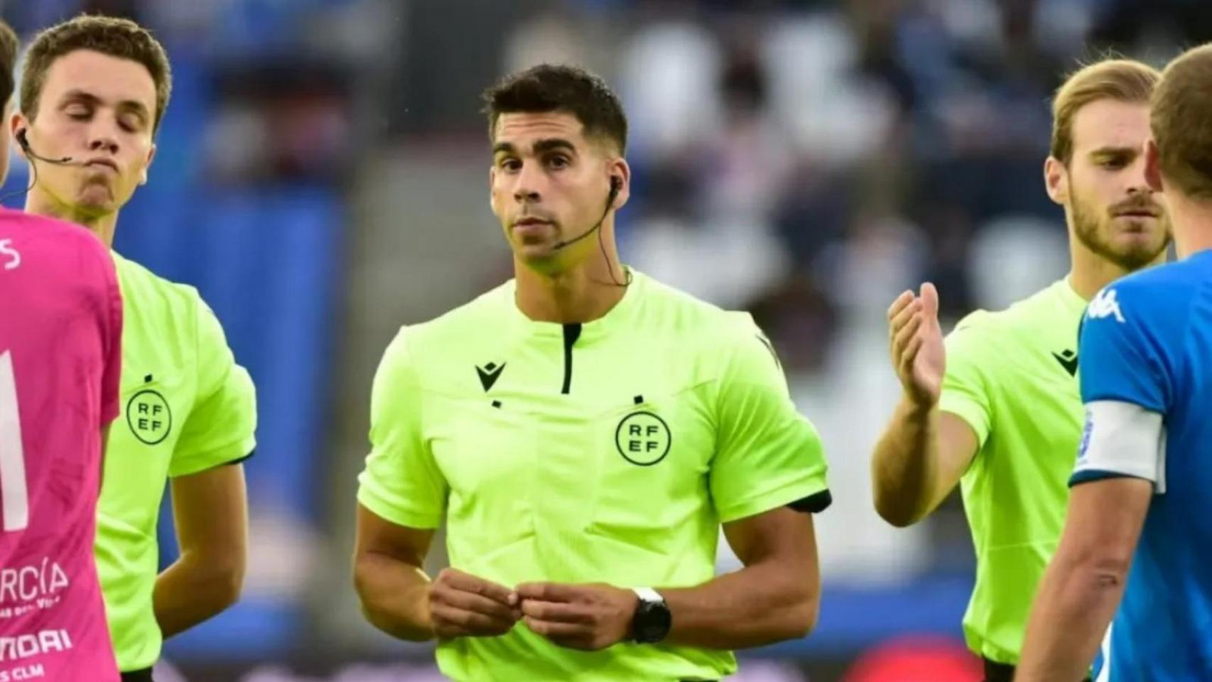 Una foto del árbitro Miguel González Díaz durante un encuentro deportivo.