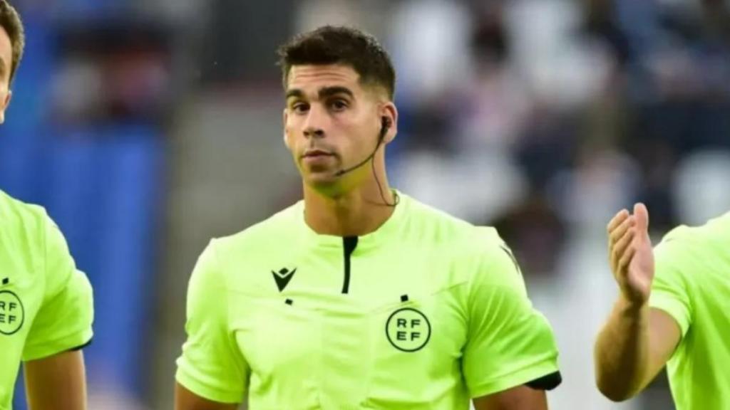 Una foto del árbitro Miguel González Díaz durante un encuentro deportivo.