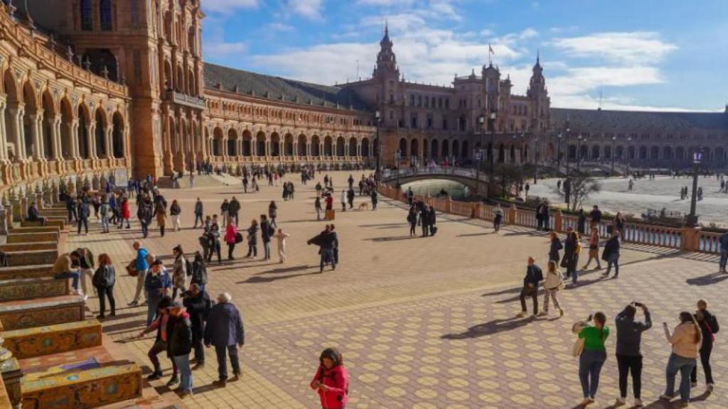 Imagen de turistas en la Plaza de España.