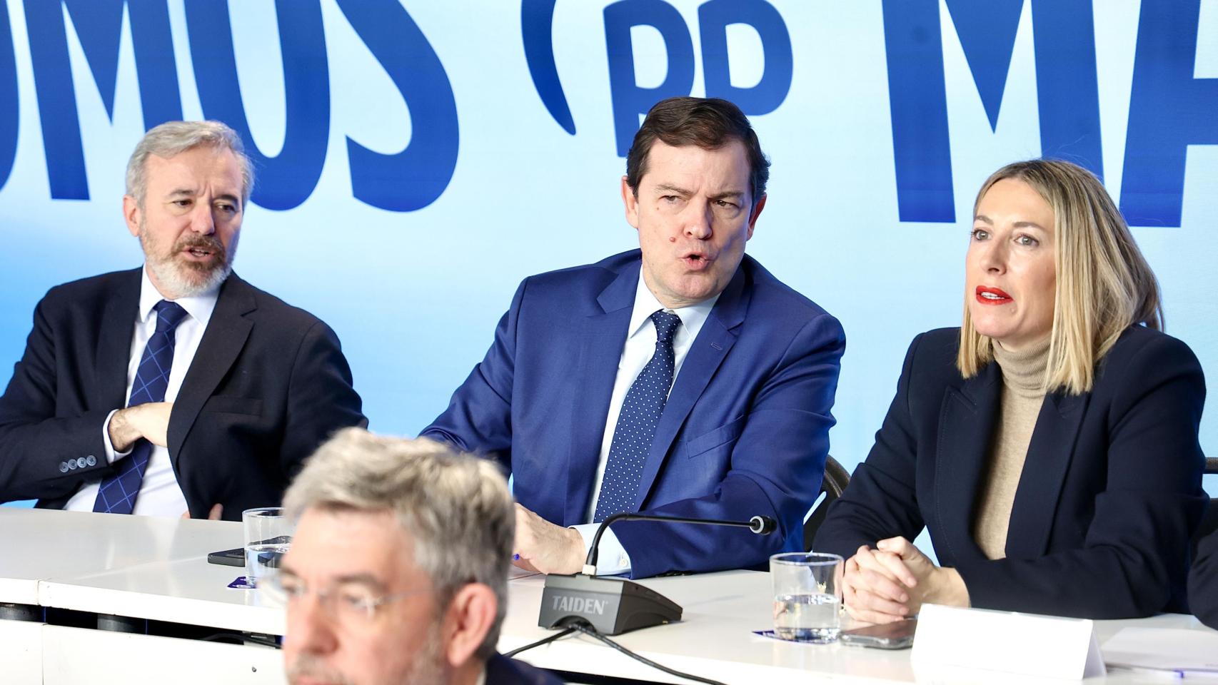 Alfonso Fernández Mañueco, junto a los ganadores de las elecciones en Aragón y Extremadura, Jorge Azcón y María Guardiola