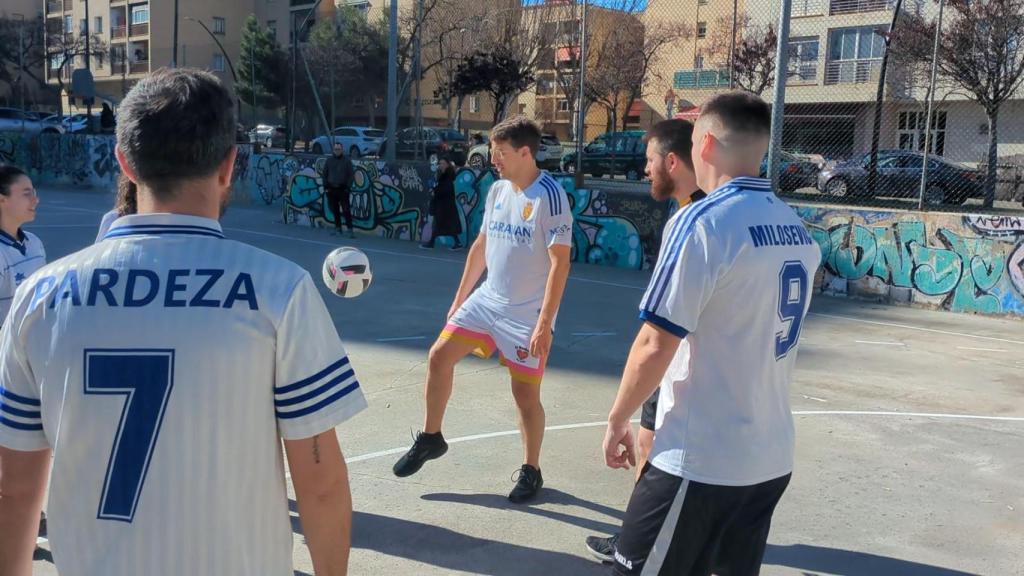 Jorge Pueyo (c) jugando al fútbol durante un acto de campaña.