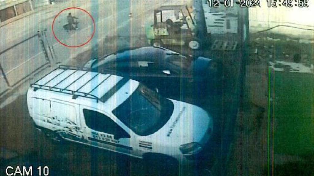 Gaspar, circulando con su bicicleta con alforjas, el día de autos.