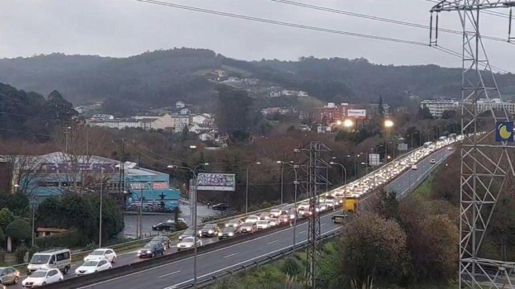 Fuertes retenciones en la AP-9 a la salida de A Coruña por un accidente en O Burgo