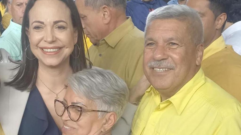 José Luis Machín Machín sonríe en una imagen junto a María Corina Machado durante un mítin en Barinas.
