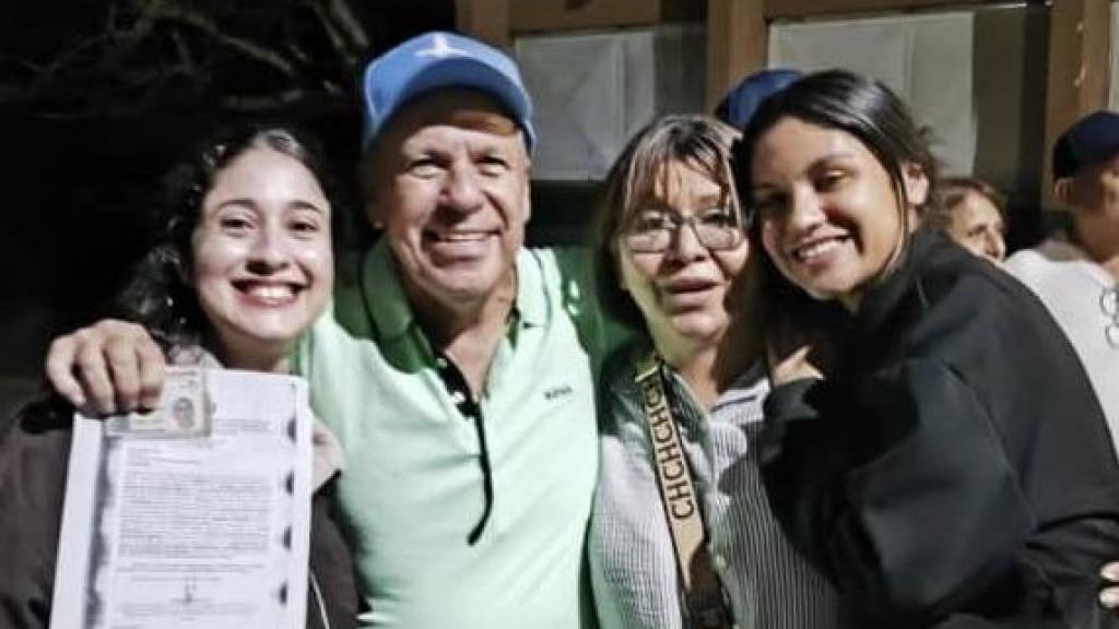 Machín Machín posa junto a su familia después de haber sido liberado.