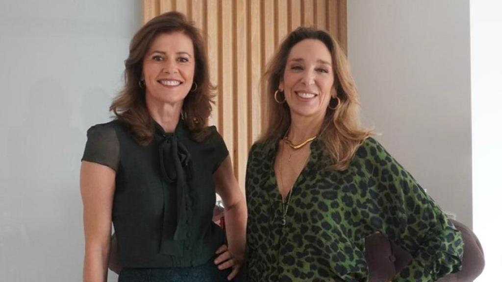 Nuria March, conductora del programa, junto a la invitada de esta semana.