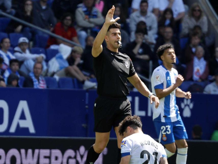 González Díaz arbitra un partido de fútbol.
