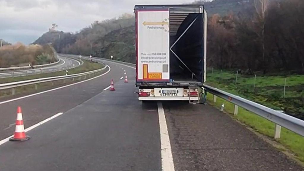 Interrumpida la circulación en la A-52 en Ourense por riesgo de vuelco de un camión