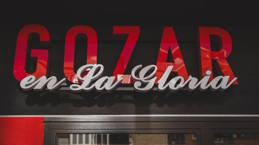 Cartel de la nueva apertura.