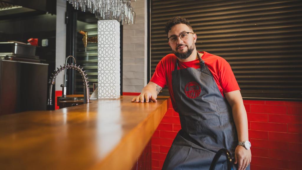 El cocinero Morales en su nueva barra.