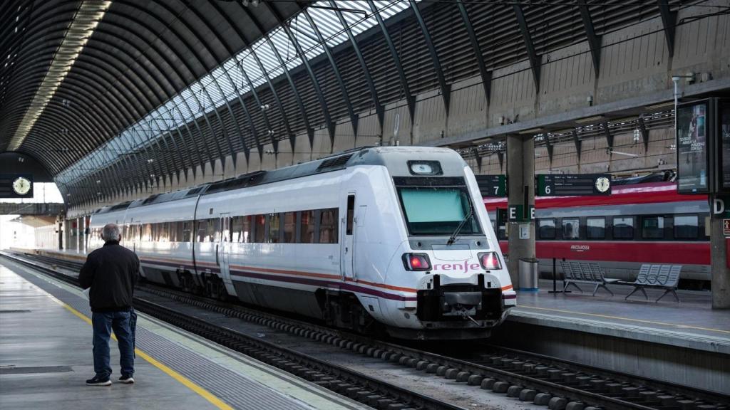 Viajeros en la Estación de Sevilla-Santa Justa en la ruta Madrid-Andalucía.