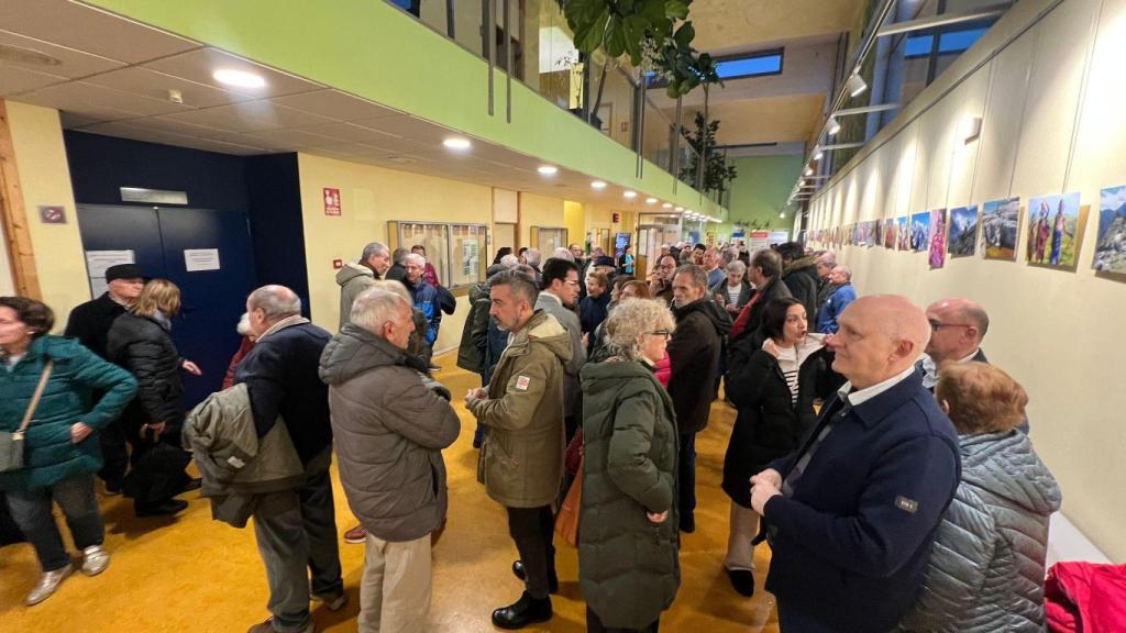 Gente esperando minutos antes para entrar al acto que ha sido suspendido