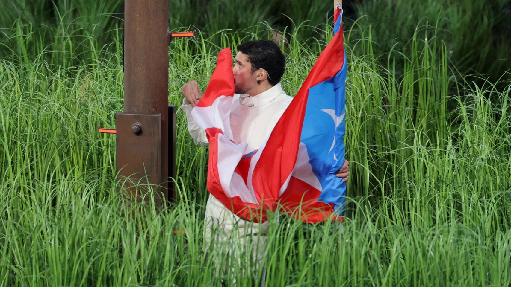 Bad Bunny besa la bandera de Puerto Rico durante el espectáculo de medio tiempo de la Super Bowl.