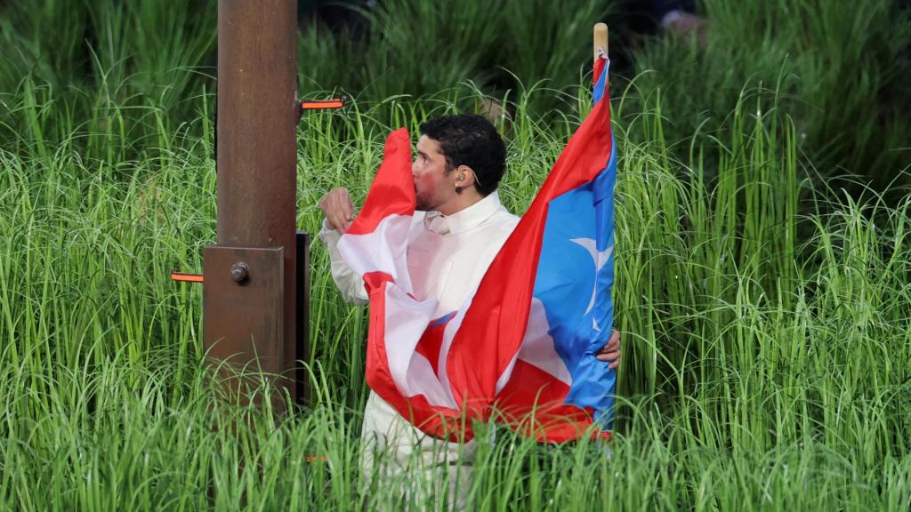 Bad Bunny besa la bandera de Puerto Rico durante el espectáculo de medio tiempo de la Super Bowl.