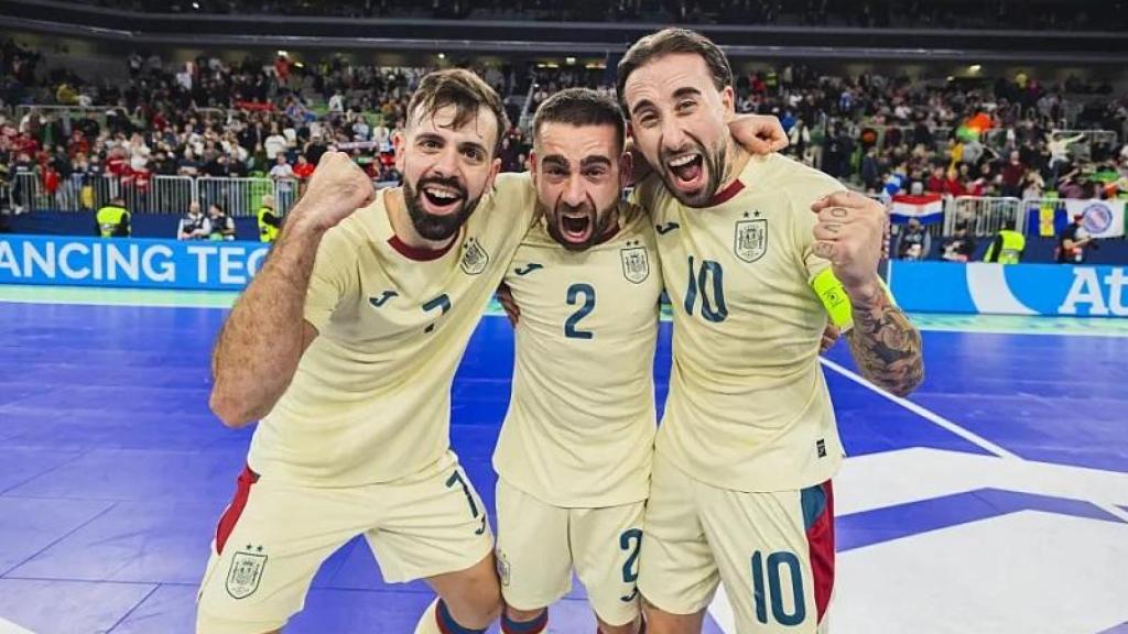 Cecilio, en el centro de la imagen, escoltado por Raya y por Rivillos.