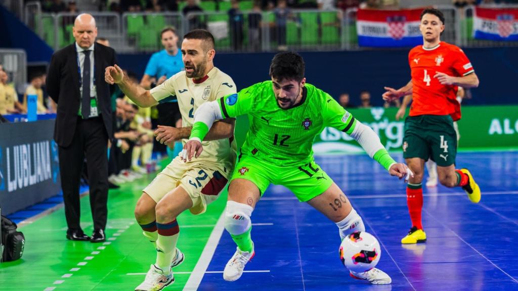 Cecilio, en pugna con el portero de Portugal durante la final.