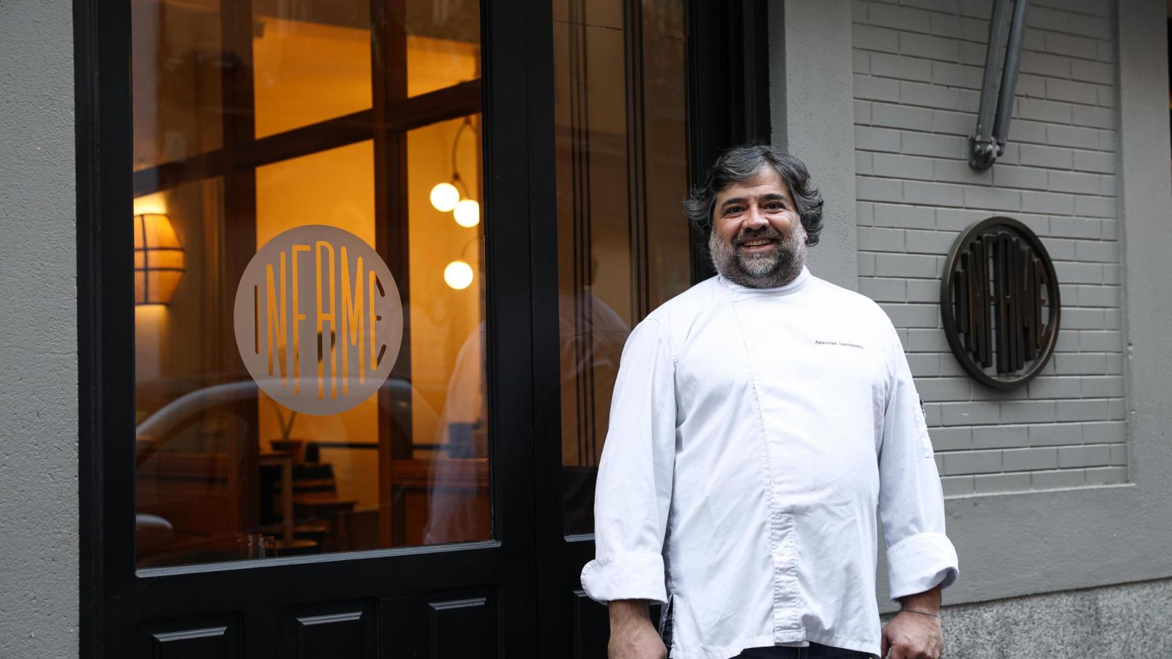 Alex Santamaría, en la entrada de Infame.