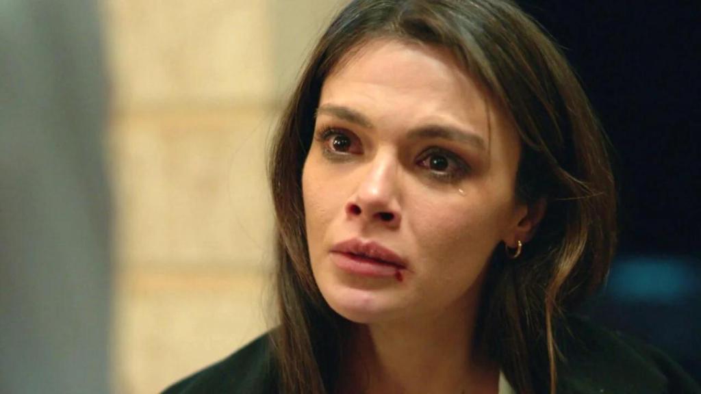 La actriz Sinem Ünsal da vida a Alya Albora en 'En tierra lejana'.