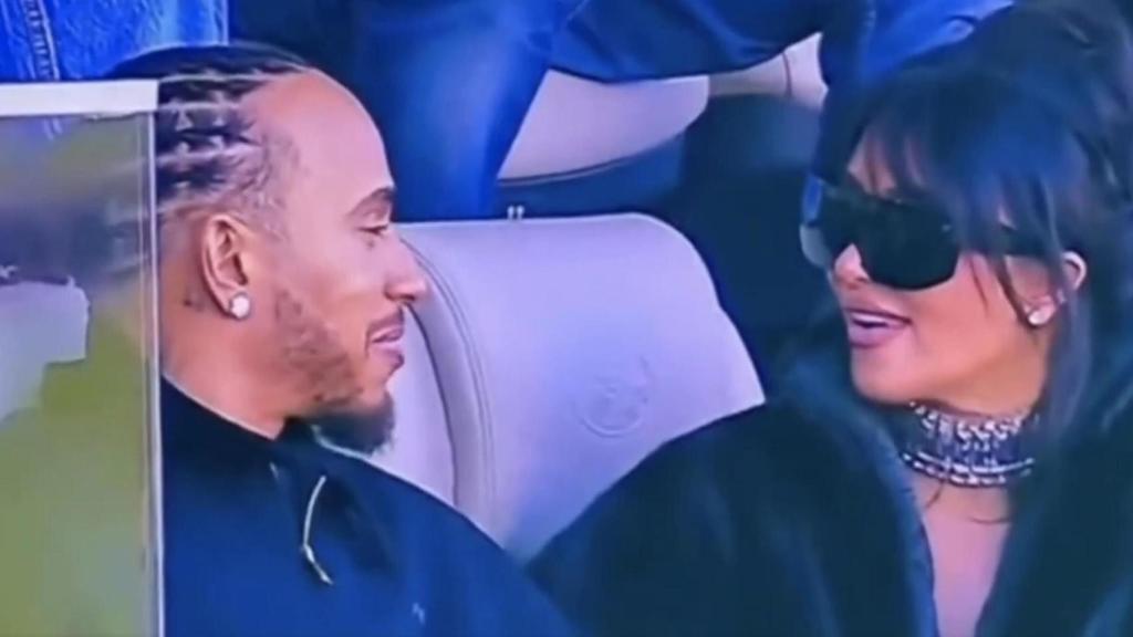 Lewis Hamilton y Kim Kardashian, cómplices y sonrientes en la Super Bowl.
