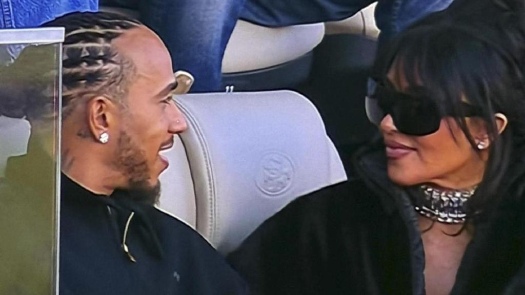Lewis Hamilton y Kim Kardashian en la Super Bowl.