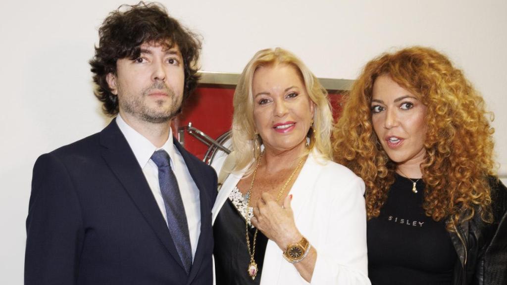 Bárbara Rey junto a sus dos hijos en una imagen de archivo.
