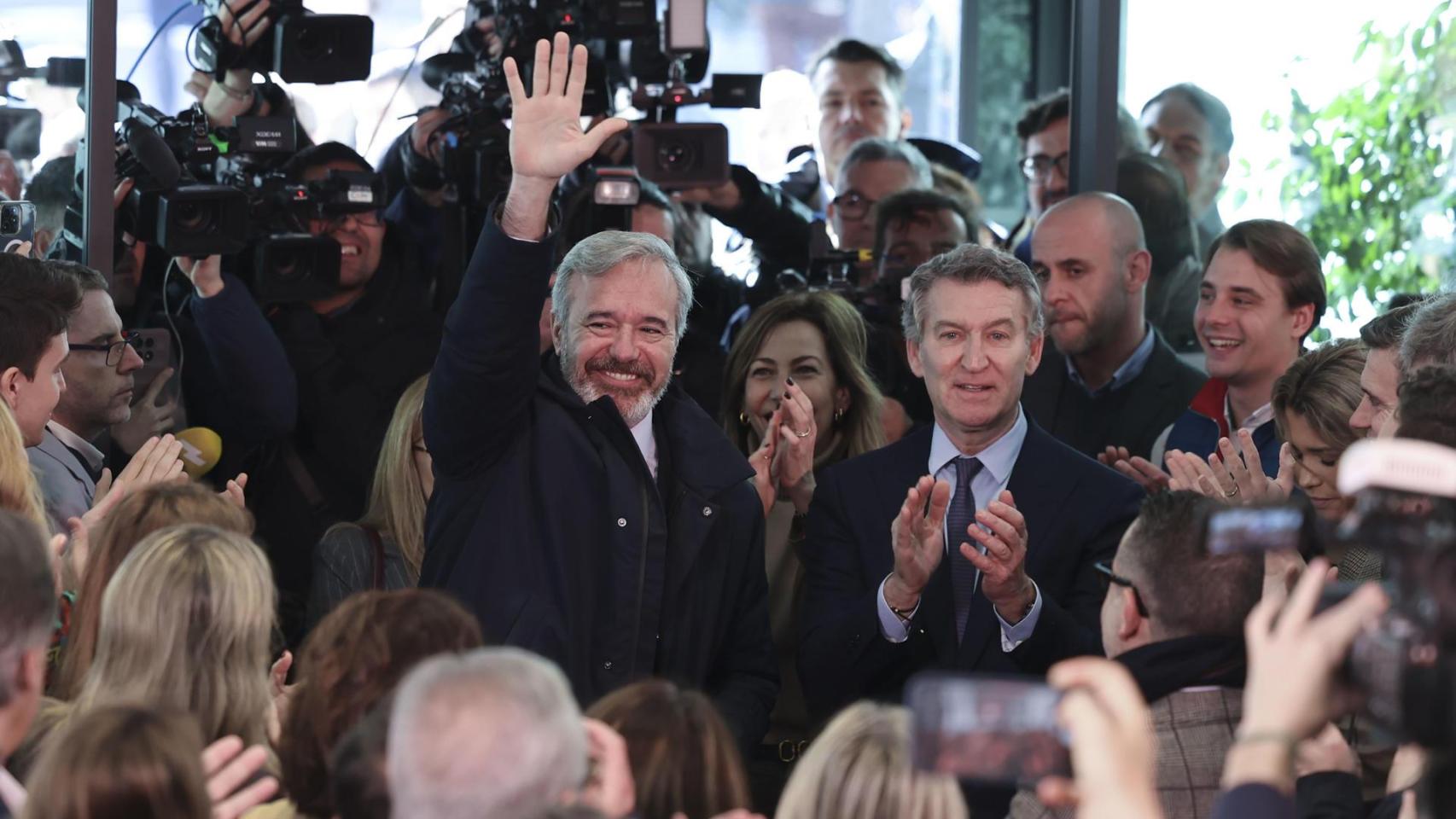 Alberto Núñez Feijóo recibe a Jorge Azcón, ganador de las elecciones en Aragón, este lunes a su llegada a la Junta Directiva Nacional del PP.