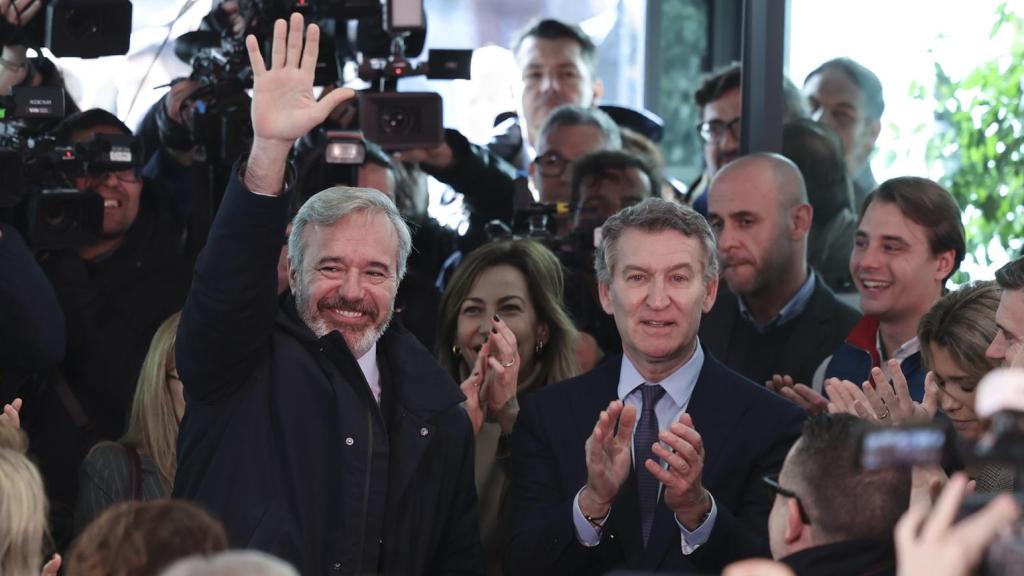 Alberto Núñez Feijóo recibe a Jorge Azcón, ganador de las elecciones en Aragón, a su llegada a la Junta Directiva Nacional del PP este lunes.