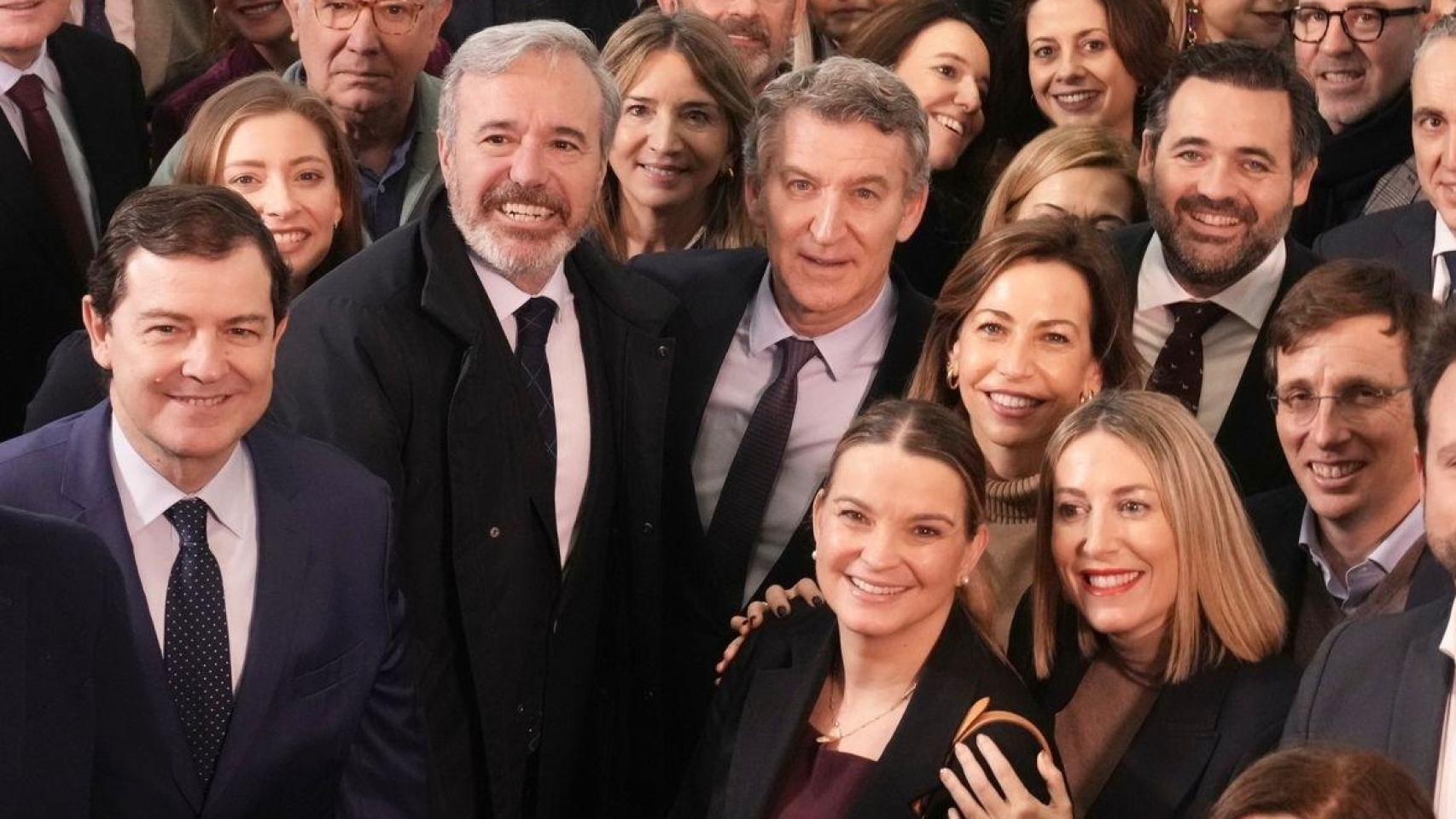 Feijóo, junto a Azcón, con Guardiola en primer plano, a la llegada del barón aragonés a la Junta Directiva Nacional del PP tras el 8-F.