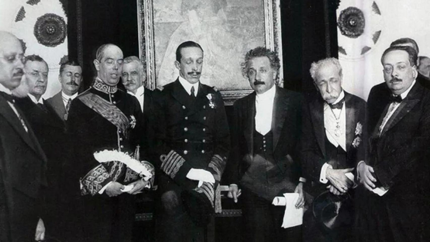 Einstein junto a Alfonso XIII en Madrid durante su visita en 1923 a Cuatro Vientos en el distrito de Carabanchel.