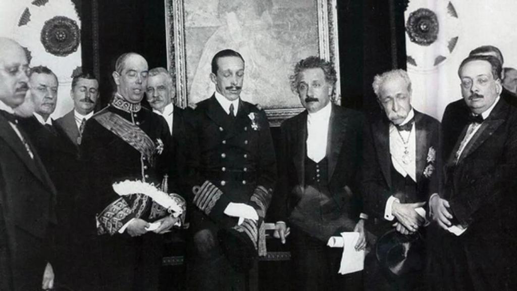 Einstein junto a Alfonso XIII en Madrid durante su visita en 1923 a Cuatro Vientos en el distrito de Carabanchel.