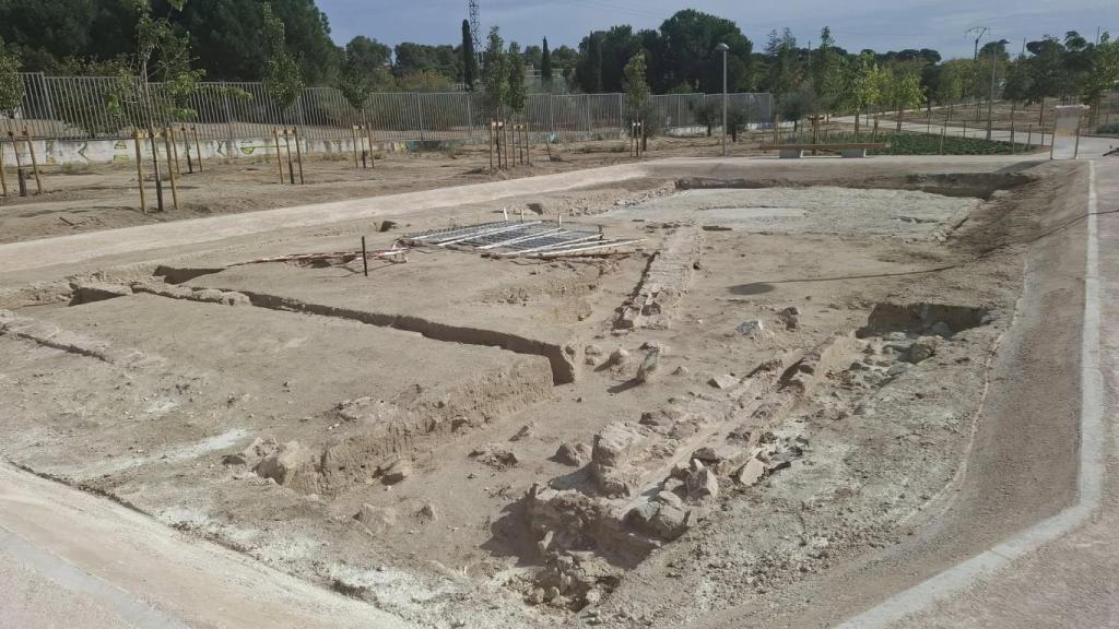 La excavación de la noria de sangre, el estanque y el acueducto de la antigua finca de recreo de la duquesa de Santoña en Las Piqueñas, a octubre del año pasado.
