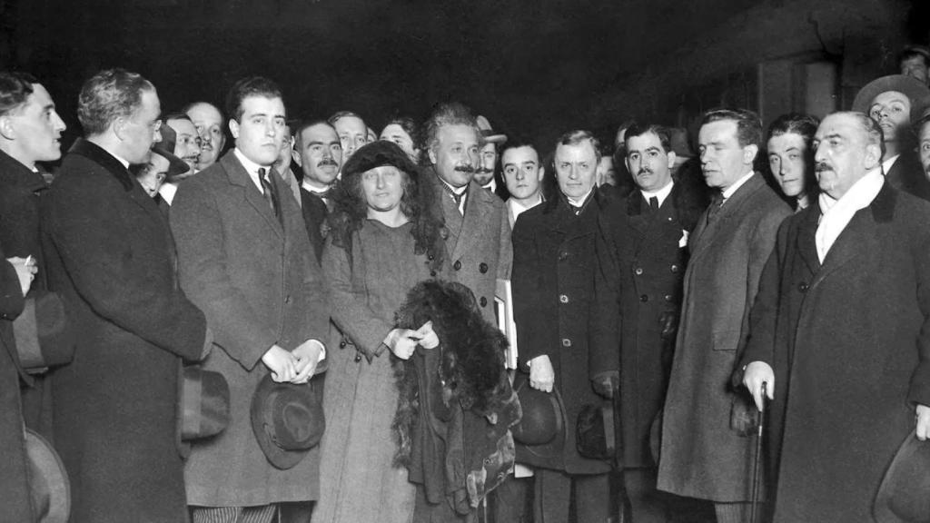Albert Einstein a su llegada a la Estación del Mediodía (actual Atocha) en 1923.