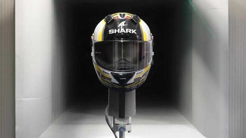 Casco en túnel de viento de pruebas